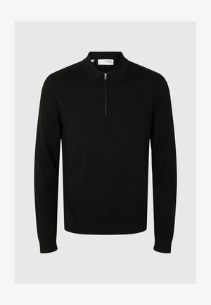 Črn pulover s polo ovratnikom in dolgimi rokavi, izdelan iz pletenine. Ima ovratnik in pol zadrgo spredaj, prilega se telesu in ima rebraste manšete.