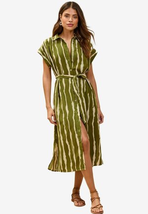 Groen gestreepte blousejurk met korte mouwen, een ceintuur op de taille, een hoge split en een lichte stof. Sandalen maken de outfit compleet.