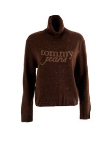Maglione a collo alto marrone realizzato in materiale a maglia testurizzato. Presenta il logo "tommy jeans" in una tonalità più chiara, con spruzzate colorate in tutto il tessuto.