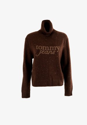 Maglione a collo alto marrone realizzato in materiale a maglia testurizzato. Presenta il logo "tommy jeans" in una tonalità più chiara, con spruzzate colorate in tutto il tessuto.