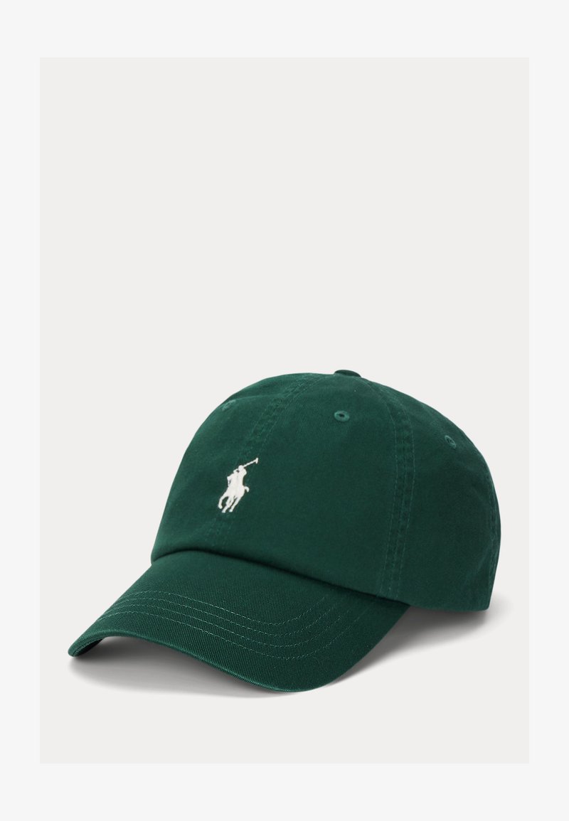 Cappellino da baseball verde in cotone con visiera curva, caratterizzato da un logo ricamato bianco di un giocatore di polo sul davanti.