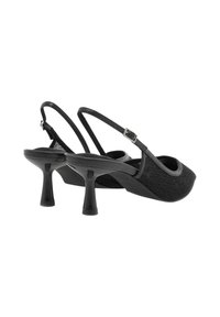 Tacones negros tipo slingback con un upper de tela texturizada, punta afilada y tacones cilíndricos brillantes. Cuenta con una correa ajustable en el tobillo.