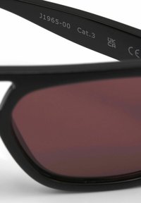 Schwarze Sonnenbrille mit dunkelroten Gläsern und einem dicken Rahmen. Mit Modellnummer und Kategorie der Sonnenbrille auf dem inneren Bügel gekennzeichnet.