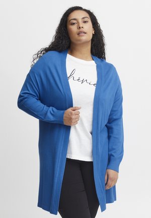 Blå lång cardigan, lätt stickad tyg, öppen framsidan design, ribbade manschetter, mid-lår längd, matchad med en vit t-shirt med grafik och svarta leggings.