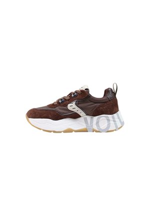 Brązowy i ciemnobrązowy sneaker z beżowymi akcentami, grubą białą podeszwą, zaokrąglonym noskiem i pętelką na pięcie na białym tle.