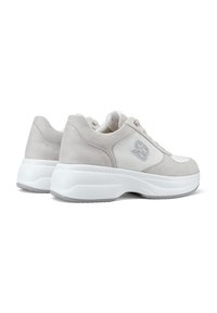 Sneakers grigio chiaro con una combinazione di pelle scamosciata e tessuto, forma arrotondata, suola spessa bianca e dettaglio del logo ricamato sul lato.