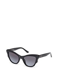 Gafas de sol estilo gato negro con lentes degradados. Hechas de plástico brillante, presentan montura gruesa, puntas afiladas y una sutil marca en las patillas.
