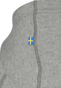 Grå bomuldsbeklædning med en tekstureret overflade, der har grå syninger og et lille blå og gult svensk flagmærke.