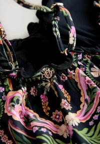 Next REGULAR FIT - PLUNGE TUMMY CONTROL - Maudymosi kostiumėlis - black pink paisley