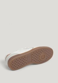 Scarpa sneaker bianca con suola in gomma, caratterizzata da una suola in gomma testurizzata, dettagli cuciti e un logo sottile sul lato.