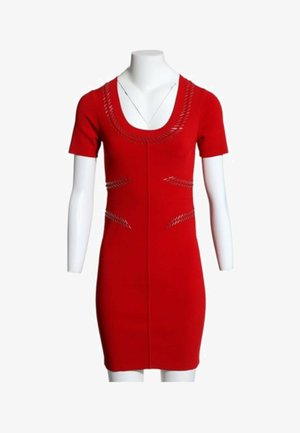 Robe rouge cintrée à manches courtes avec encolure dégagée et motifs décoratifs découpés sur l'encolure et les côtés, présentée sur un mannequin blanc.