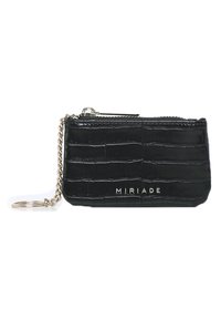 Sort tekstureret læder håndledsrem med krokodillemønster, lynlås lukning, guldfarvet hardware og nøglekæde-løkke. Har mærkenavnet "MIRIADA" foran.