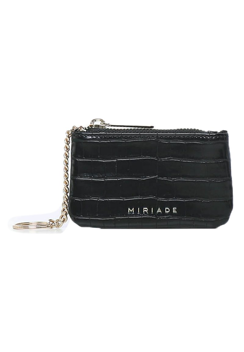 Sort tekstureret læder håndledsrem med krokodillemønster, lynlås lukning, guldfarvet hardware og nøglekæde-løkke. Har mærkenavnet "MIRIADA" foran.