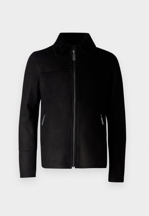 Juodas odinis švarkas su užtrauktuku priekyje, su tekstūruotu apykakle, šoninėmis kišenėmis su užtrauktuku ir prigludusia išvaizda. Lygus paviršius, nėra matomų raštų.