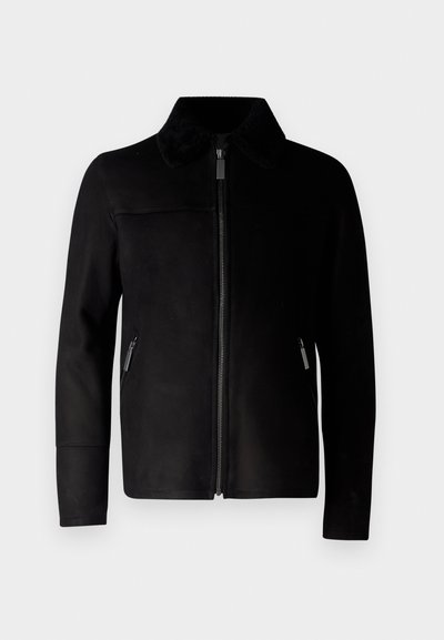 Mustast nahkjakist, millel on lukuga esiosa, tekstureeritud krae, külgmised taskud ja istuv disain. Ühtlane pind, ilma nähtavate mustriteta.