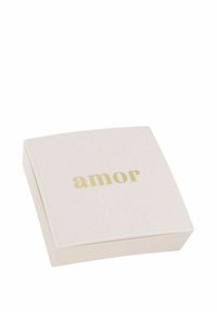 Caja cuadrada de color rosa pálido con una textura suave y esquinas redondeadas, que presenta la palabra "amor" grabada en dorado en la tapa.