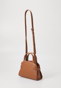Borsa in pelle marrone con una forma strutturata, manici superiori corti e una lunga tracolla regolabile. Texture liscia e design minimalista.