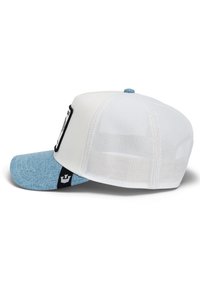 Gorra blanca con visera de denim azul, parte trasera de malla y un parche negro de la marca en la parte delantera, con un diseño estructurado y un cierre ajustable a presión.
