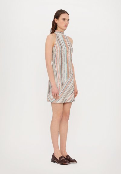 Vestido halter riscado com linhas verticais em cores pastel. Tecido leve, design ajustado e comprimento mini com decote alto.