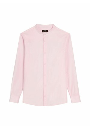 Jasnoróżowa koszula z długim rękawem, z kołnierzem typu mandarynka i guzikami z przodu, ułożona płasko na białym tle.