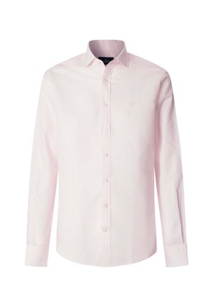 Světle růžová pánská košile s dlouhým rukávem s jemnými vertikálními pruhy, zapínáním na knoflíky vpředu a klasickým límečkem na bílém pozadí.