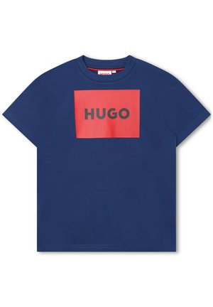 Marineblaues T-Shirt mit kurzen Ärmeln, einem roten rechteckigen Patch und schwarzem "HUGO"-Schriftzug in der Mitte der Brust.