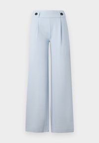 Světle modré kalhoty širokého střihu vyrobené z hladkého materiálu s dvěma předními sklady a dvěma černými dekorativními knoflíky na pase.