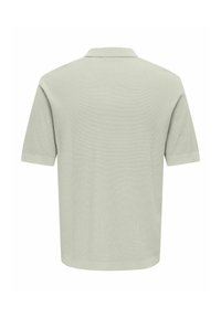 Světle šedé pletené polo tričko s krátkými rukávy zobrazené zezadu, s klasickým límečkem a žebrovanými lemy na rukávech a spodním okraji.