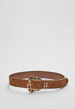 Ceinture en daim brun avec une large boucle dorée ornée de pierres précieuses rondes et colorées. Doublure intérieure lisse et plusieurs trous pour le réglage.