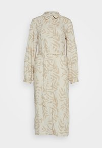 Robe en lin beige avec un motif abstrait marron clair, fermeture intégrale par boutons, col, manches longues et taille ceinturée.