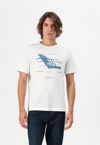 Hvit bomulls-T-skjorte med rund hals, med blå og røde grafiske tekstdetaljer, korte ermer og et ledig passformdesign.