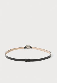 Zwarte leren riem met een gladde afwerking, voorzien van een zilverkleurige gesp en een minimalistisch ontwerp, geschikt voor verschillende outfits.
