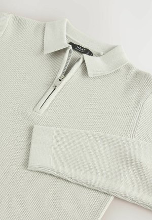 Hellgrauer Strickpullover mit Reißverschlusskragen, der eine strukturierte Oberfläche und eng anliegende Bündchen aufweist. Markenetikett innen am Kragen sichtbar.