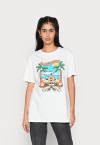 T-shirt branca de algodão com um gráfico colorido apresentando o texto "Orange County", palmeiras, ondas e um personagem de desenho animado num design vibrante.