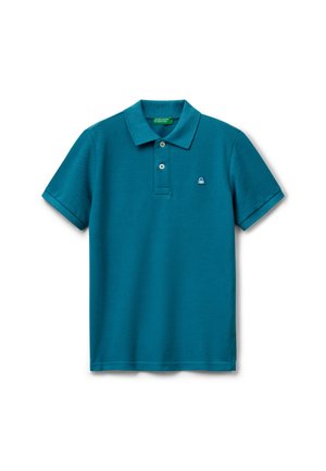 Camiseta polo en color verde azulado, fabricada en algodón, con un cuello clásico, mangas cortas, tapeta de tres botones y un pequeño logo bordado en el pecho.