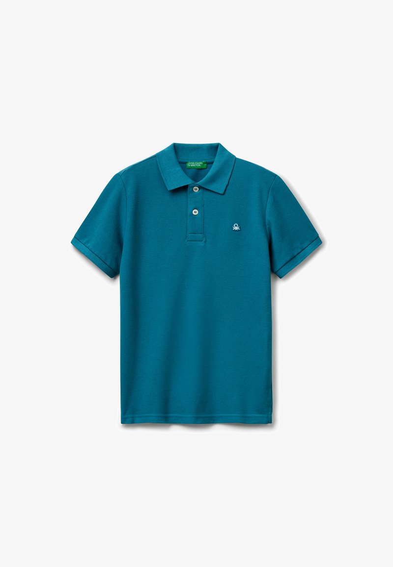 Polo shirt teal in cotone, con colletto classico, maniche corte, patta con tre bottoni e un piccolo logo ricamato sul petto.