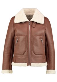 Giacca in pelle marrone con collare in shearling, dotata di tasche con zip e design aderente. Texture morbida con finitura piatta.