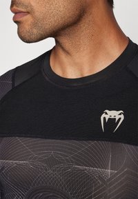 Venum AIR RASHGUARDS  - Langærmet T-shirt - deep black/desert sand