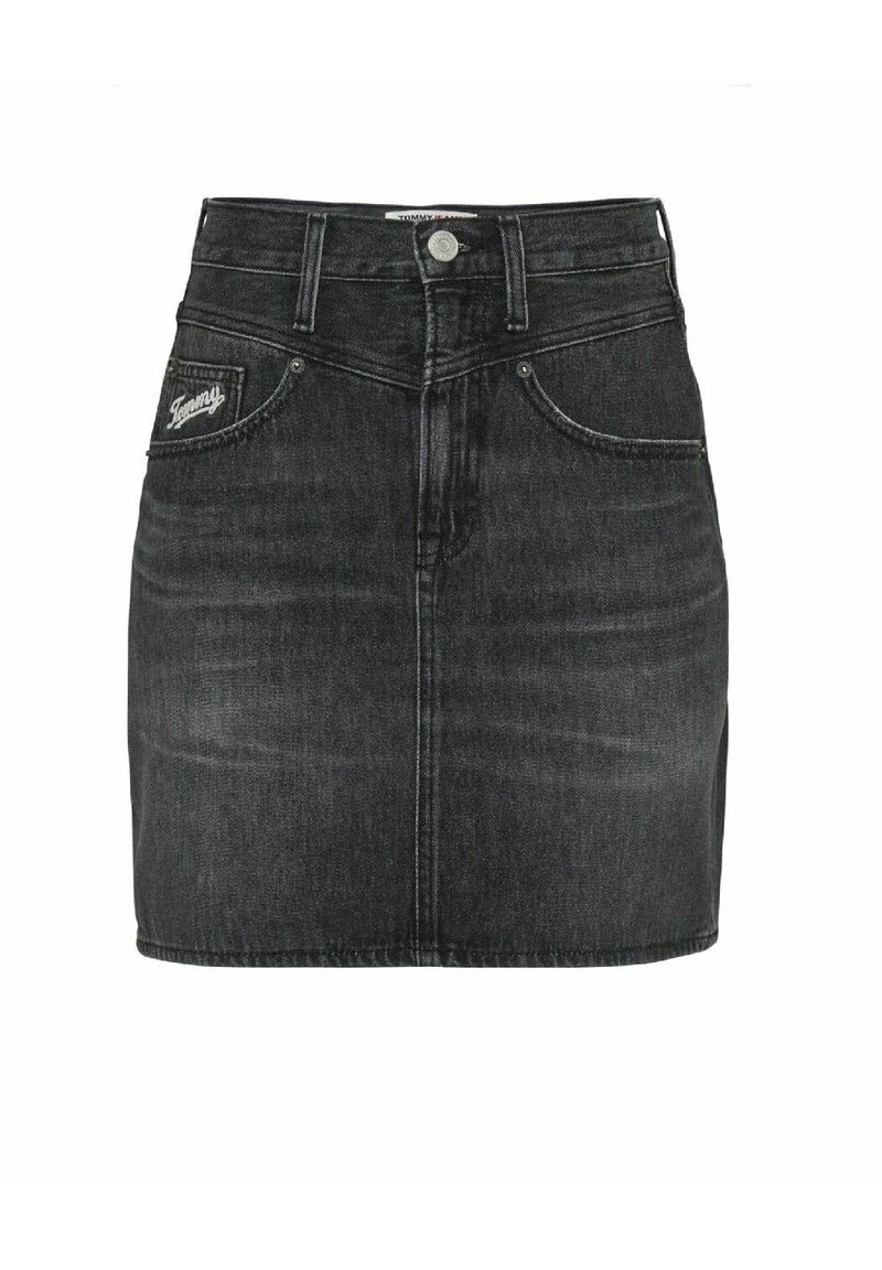 Jeanskjol i mörkgrått. Har en figurnära midja, framfickor och en logotyp på vänster sida. Klassisk design med rak skärning.