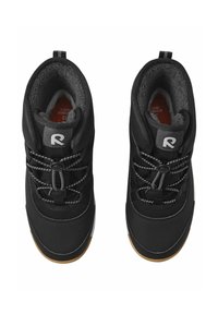 Zapatos negros de caña alta con una parte superior texturizada, cordones elásticos y suela de goma. Presentan un logo gris en la lengüeta y un forro suave.