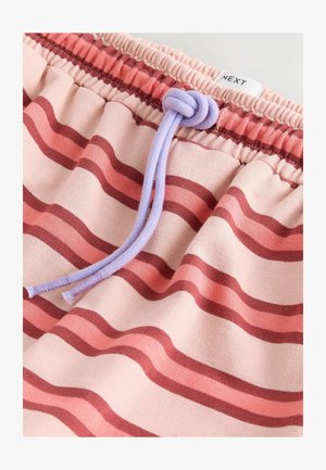 Lichtroze korte broek met horizontale bordeauxrode strepen. Voorzien van een elastische tailleband en een lavendelkleurig trekkoord voor verstelbaarheid. Zachte stoftextuur.