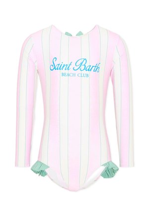 Costume da bagno a maniche lunghe a righe rosa e bianco con scritta "Saint Barth Beach Club" in blu e dettagli di volant verdi sui fianchi.
