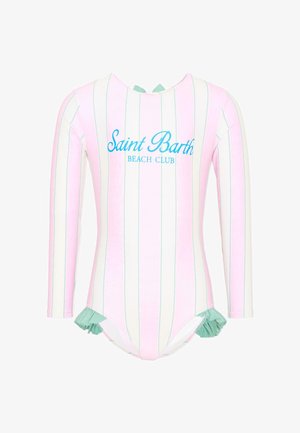 Costume da bagno a maniche lunghe a righe rosa e bianco con scritta "Saint Barth Beach Club" in blu e dettagli di volant verdi sui fianchi.