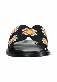 Zwarte slide-sandal met een geweven bovenwerk en bloemenborduursel in geel en crème, en een glad zwart voetbed. Plat zoolontwerp.