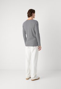 Mads Nørgaard TOBIAS - Pikkade varrukatega topp - white black