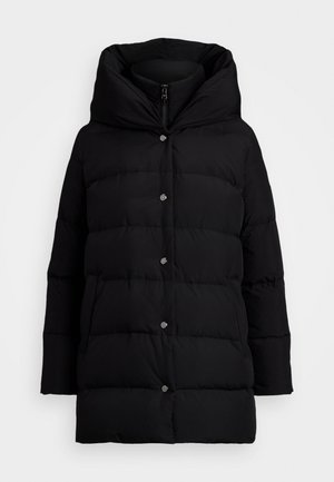 Must must jacket, mille kõrge kaelus ja nööbid, tikitud tekstuuriga ja keskmise pikkusega, et pakkuda soojust.