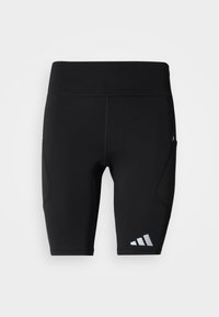 Μαύρα αθλητικά σορτς από ελαστικό υλικό. Διαθέτουν εφαρμοστή σχεδίαση, πλαϊνές τσέπες και αντανακλαστική λεπτομέρεια με λογότυπο στο κάτω μέρος του ποδιού.