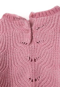 Gestrickter pinkfarbener Pullover mit strukturierten Mustern, hohem Kragen und zwei vorderen Knöpfen nahe dem Hals. Weicher, plüschiger Materialtextur.