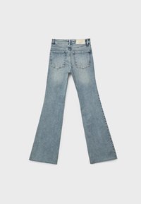 Jeans a zampa leggera di colore azzurro realizzati in denim, con vita alta, due tasche posteriori e orlo pulito con un leggero effetto sfrangiato.