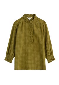 Blouse vert olive avec un col à volants, une fermeture à boutons sur le devant et des manches froncées, présentant un motif à carreaux et un tissu léger.